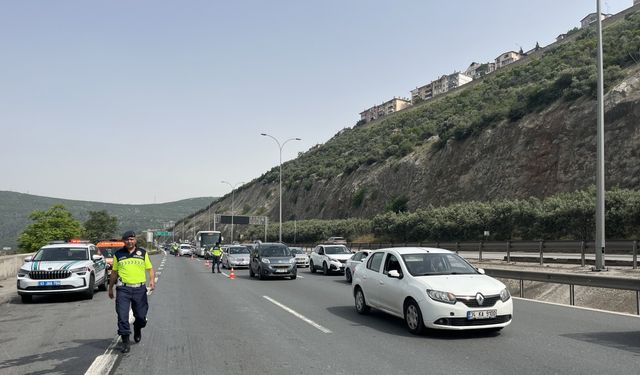 TEM’de hafif ticari araç bariyere çarpıp devrildi!