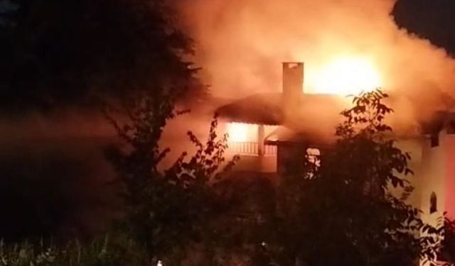 Yalova Çiftlikköy’de 3 Katlı Binanın Çatı Katında Yangın