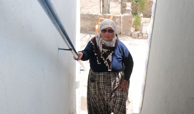 Yatağa bağımlı oğluna bakıyor