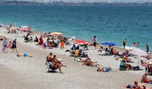 Antalya'da vatandaşlar sahile koştu