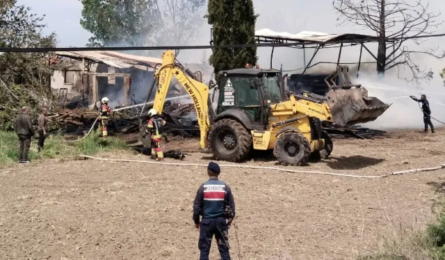 Balıkesir Ayvalık’ta kereste deposunda yangın