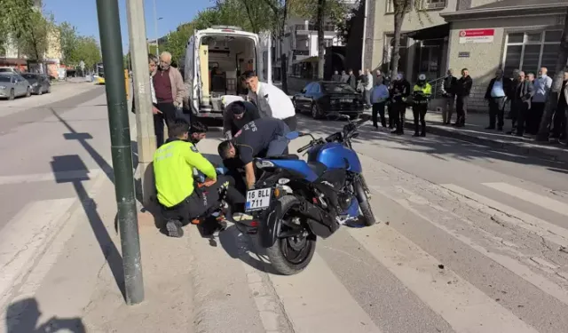 Duran otomobile motosiklet çarptı
