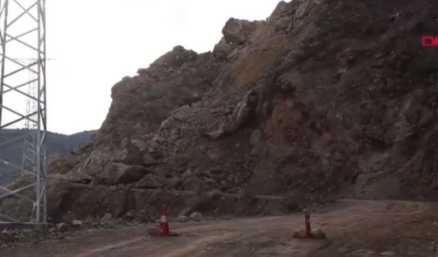 Erzurum'da kaya parçaları mahallenin yolunu kapattı