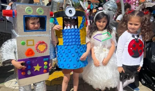 Minikler geri dönüşümden kostüm tasarladı