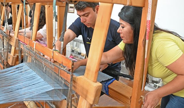 Muğla'da, öğrenciler atık malzemelerden kilim dokudu