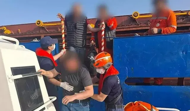 Gemide yaralanan personeli sahil güvenlik kurtardı
