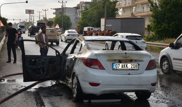 Seyir halindeki otomobil alev aldı