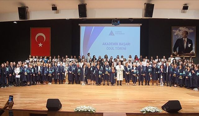 Yeditepe Üniversitesinden başarı sağlayan öğrencilere ödül