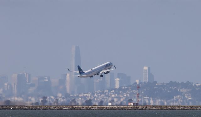 ABD’de Uçak İnişi Sırasında Pistten Çıktı