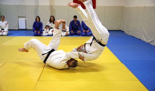 Antrenör baba, ailesine judoyu sevdirdi