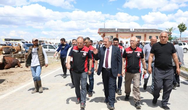 Başkan Palancıoğlu kurban pazarını ziyaret etti