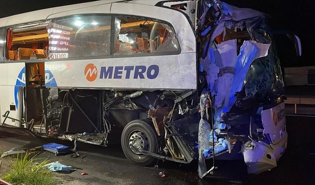 Bilecik’te Yolcu Otobüsü Tıra Çarptı: 12 Kişi Yaralandı