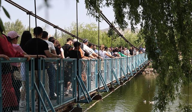 Herkes bu köprüden geçmek istiyor, esnaf mutlu!