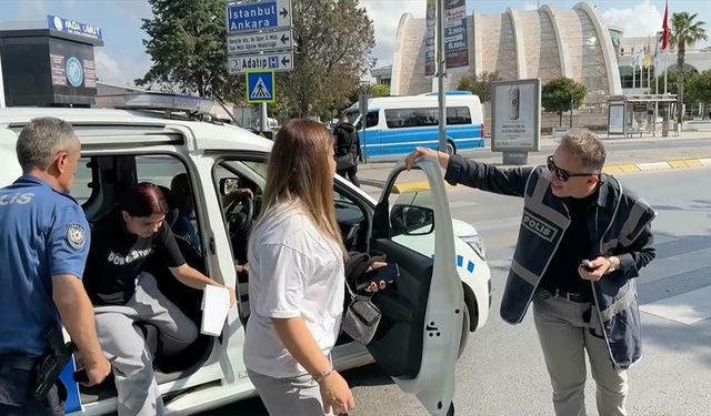 Kimliğini kaybeden öğrenciye polisten yardım