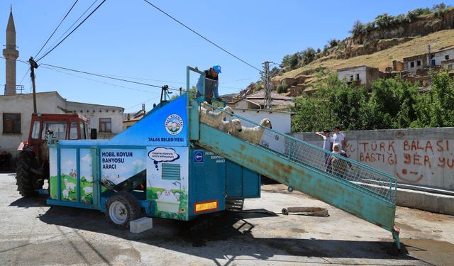 Küçükbaş hayvanlar mobil banyo ile dezenfekte ediliyor