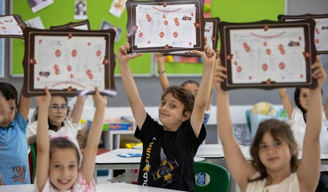 Okullarda karne heyecanı yaşandı
