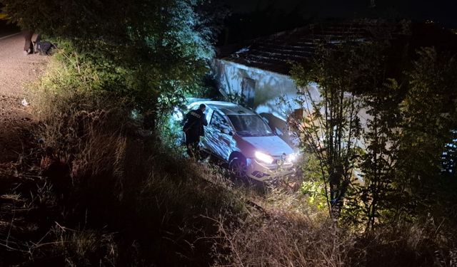 Otomobilin çarpmasıyla evin duvarı yıkıldı