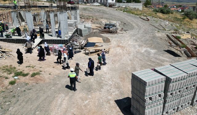 Sivas’ta İmeceyle Cami Yapılıyor: Kadın-Erkek El Ele, Gönül Gönüle