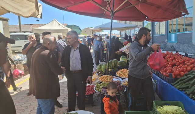 Ulaş'ta semt pazarı yeni yerinde kuruldu