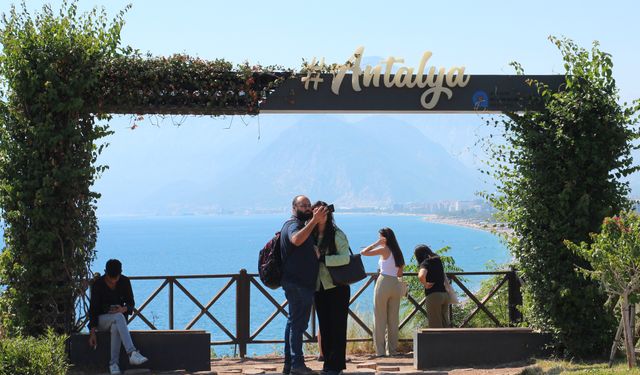 Antalya sahillerinde yoğunluk başladı!