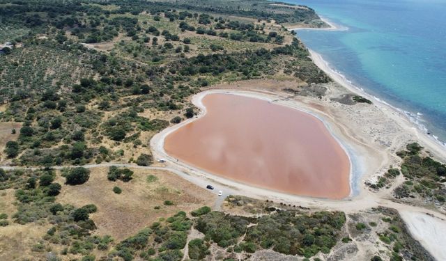 Çanakkale'de 'Kalpli Göl', pembe rengiyle büyülüyor!
