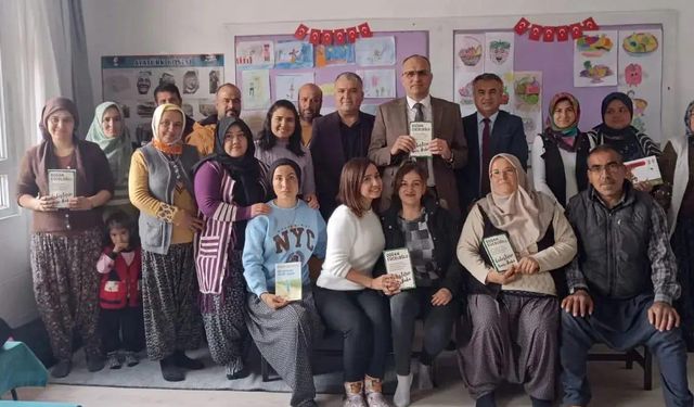 Çocuklarını sırasında kitap okudular