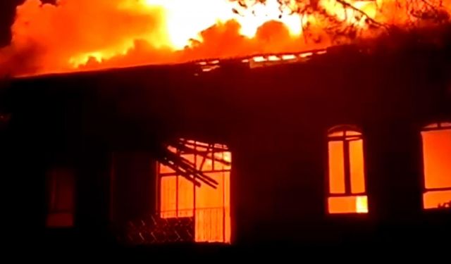 Denizli'de tarihi okul binası yandı