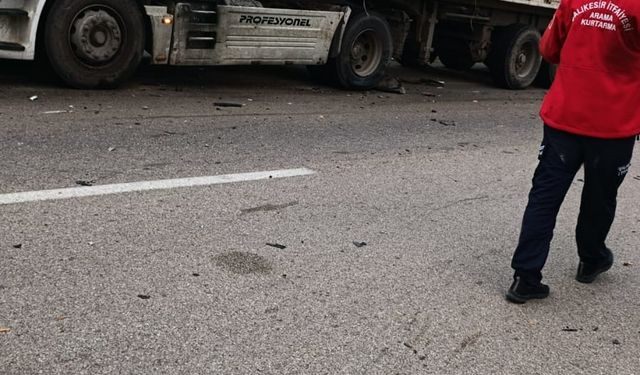 Emniyet şeridindeki TIR'a otomobil çarptı!