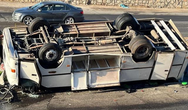 Hatay'da minibüs takla attı: 25 yaralı