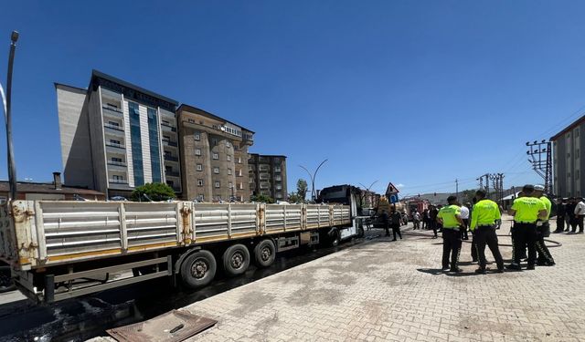 Seyir halindeyken TIR alev alev yandı!