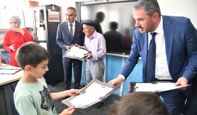 Başkan Çetin öğrencilerin karne sevincine ortak oldu