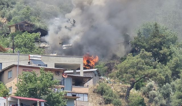 Evde çıkan yangını itfaiye ekipleri söndürdü