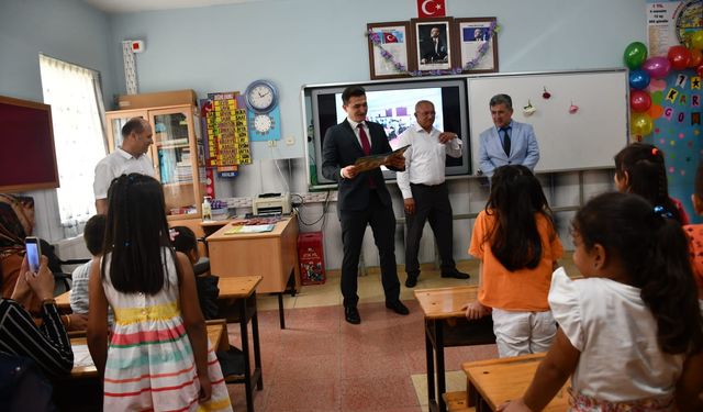Öğrencilerden karne sevinci