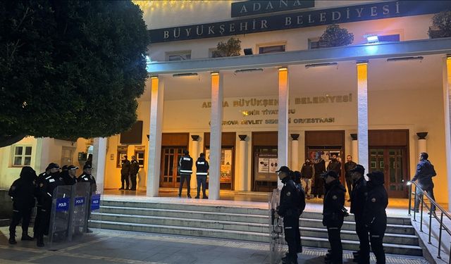 CHP, Zeydan Karalar İçin Adana Belediyesi Önünde Toplandı