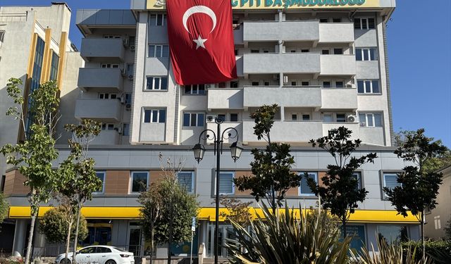 Trakya'da kamu binalarına Türk bayrağı asıldı
