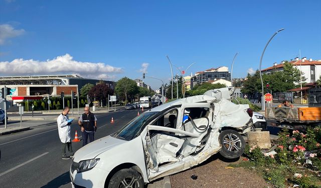Yozgat'ta minibüs ile otomobil çarpıştı!