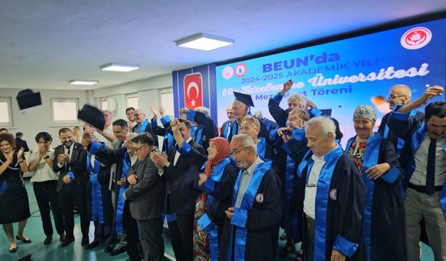 60 yaş üstü mezunları kep attı