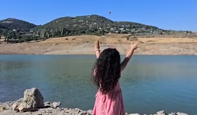 Askeri helikopterin pilotu, kendisini selamlayan çocuğa el salladı