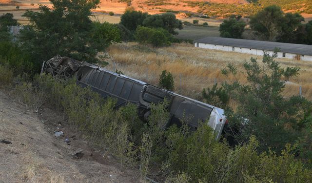 Balıkesir'de yolcu otobüsü şarampole devrildi!