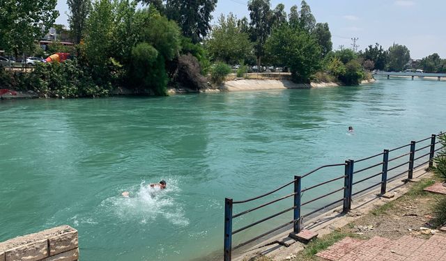 Çocukların kanalda eski koltukla tehlikeli eğlencesi