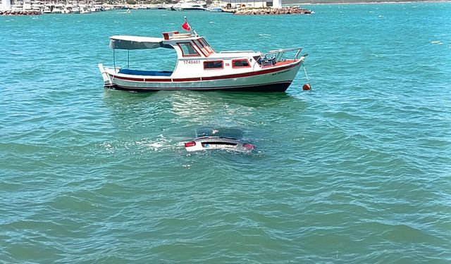 Denize uçan otomobilinin üzerinde yardım bekledi!