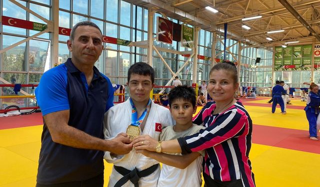 Milli Sporcu Avrupa’da Marş Okuttu!