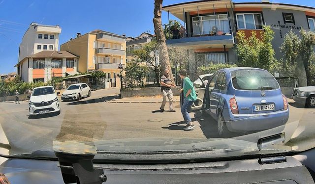 Kazada savrulan otomobilin bisikletli çocuğa çarptı!