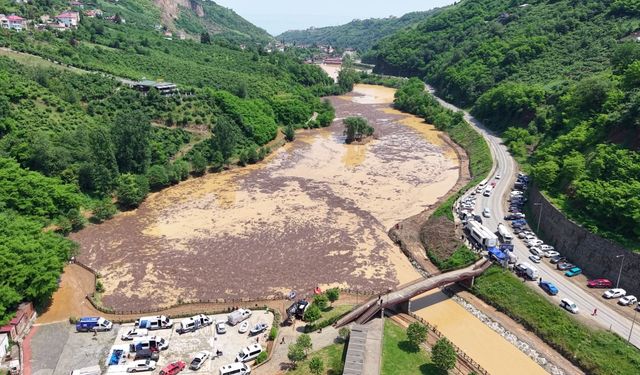 Sera Gölü temizliğinde 'yüzer iş makinesi' devrede