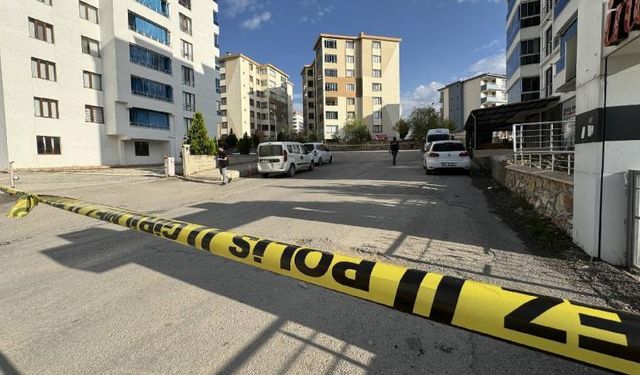 Husumetlisini, iş yerinde silahla bacaklarından yaraladı