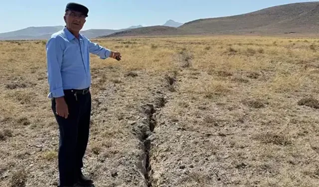 Yüzey yarıkları, mahalleliyi korkutuyor