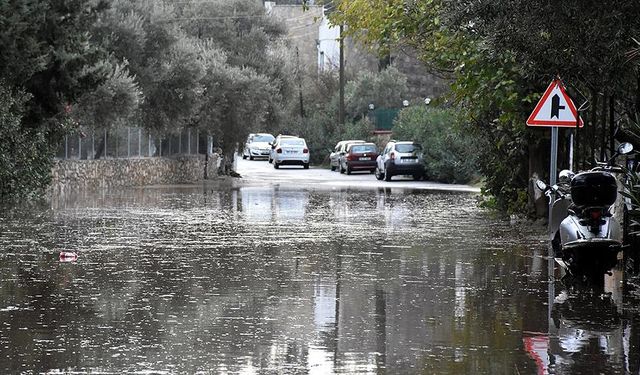Keçiören'de sel suları evin duvarını patlattı!