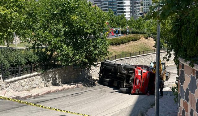 Ankara Şentepe'de Kamyon Devrildi!