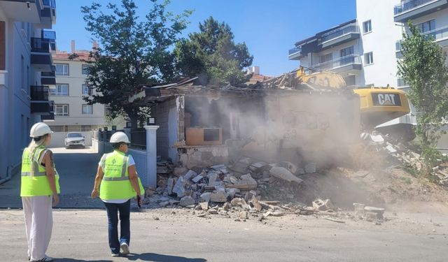 Çankaya Belediyesi’nden Güvenlik İçin Yıkım Çalışması
