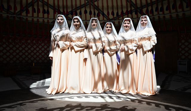 Anadolu kadınları yöresel kıyafetleriyle Malazgirt Zaferini kutladı